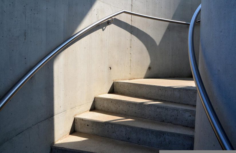 Zabudowa schodów wewnętrznych – jak to zrobić tworząc niepowtarzalną aranżację w domu